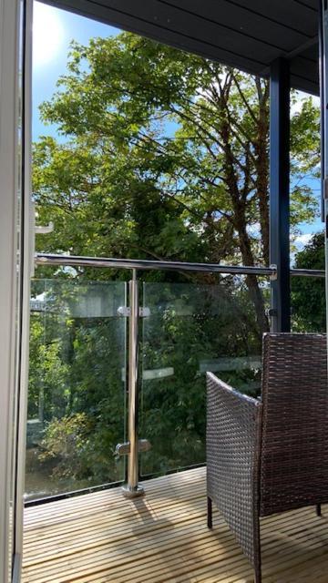 Modern Central Flat With Balcony & Free Parking On-Site Борнмът Екстериор снимка