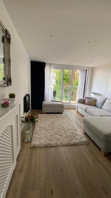 Modern Central Flat With Balcony & Free Parking On-Site Борнмът Екстериор снимка